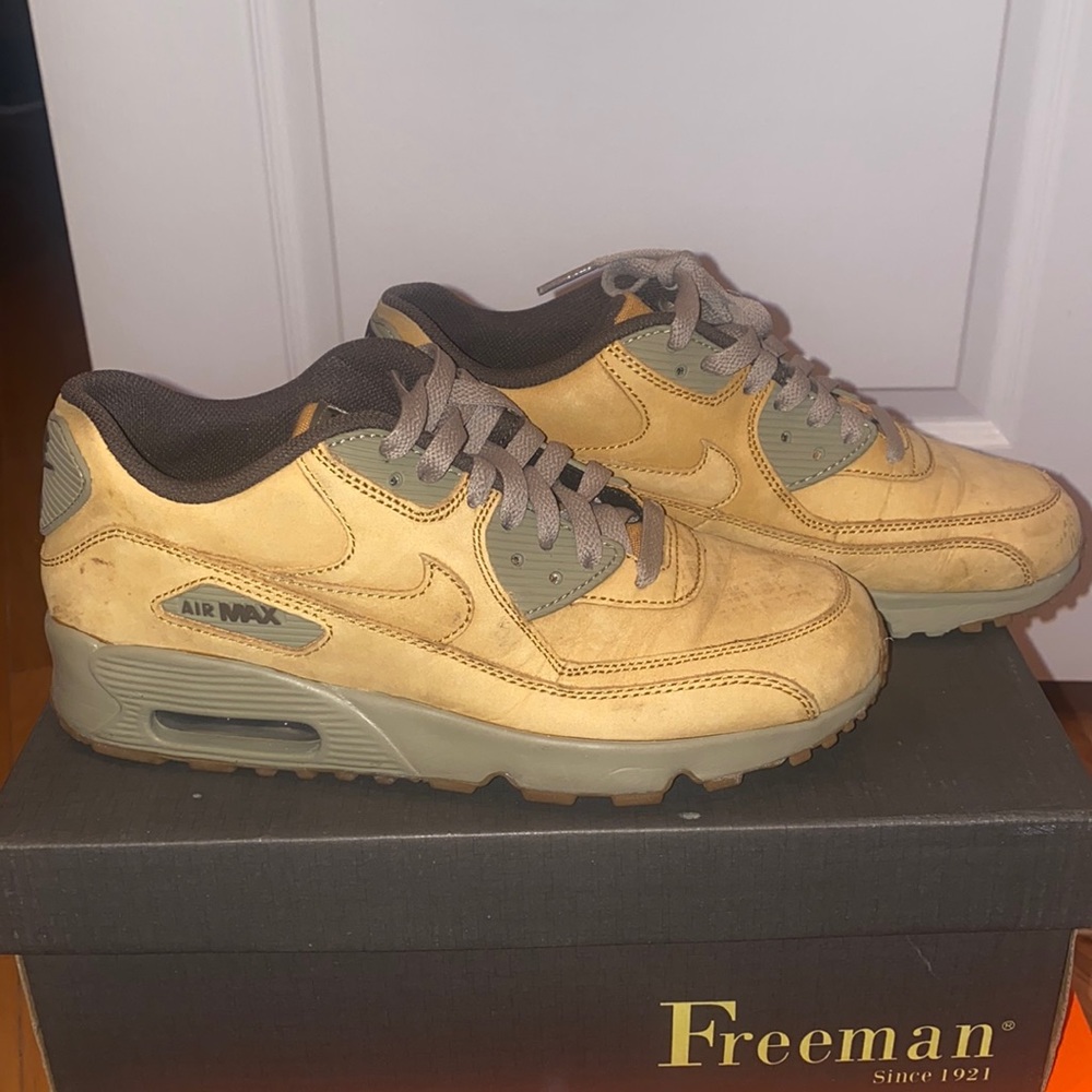 Nike Air Max 90. Bronze and brown colorway.